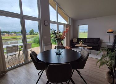 Quietly located chalet with covered porch - 3