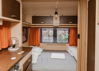 Tweepersoons retro caravan op indoorcamping  - 3