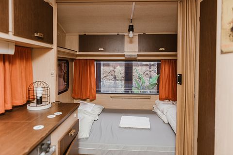 Tweepersoons retro caravan op indoorcamping  - 3