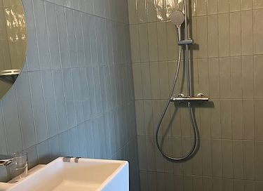Maison forestière près de la mer avec bain à remous en bois - 11