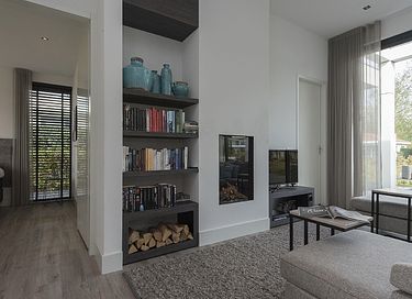 Luxury waterfront villa with garden - 9