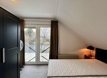 Spacious holiday home with waterfront garden - 9