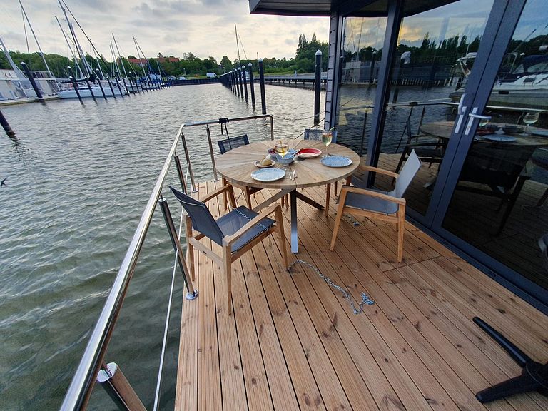 Luxury houseboat in the beautiful city of Stralsund - 1
