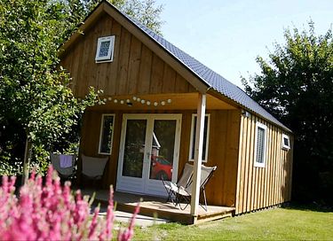 Houten familielodge op Zeeuws eiland