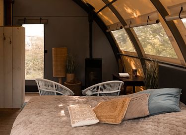 Luxuriöse Glampingzelt mit Badefass am Wasser - 11