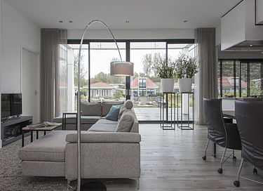 Luxury waterfront villa with garden - 4