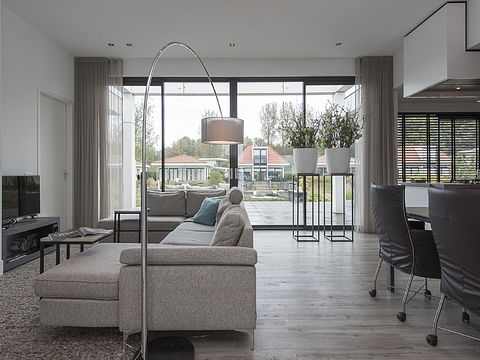 Luxury waterfront villa with garden - 4
