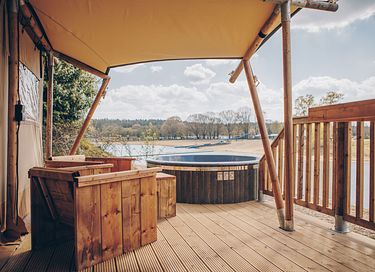 Tente safari de luxe avec bain à remous au bord d'un lac - 2