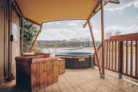 Tente safari de luxe avec bain à remous au bord d'un lac - 2