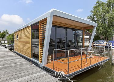 Atmospheric houseboat for 4 people