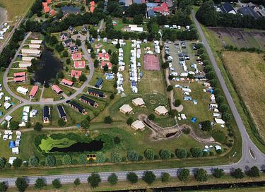 Knus huisje aan een visvijver in het groen - 14