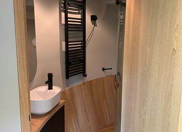 Chalet design avec bain à remous, sauna et terrasse sur le toit - 13