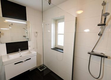 Ruime vakantievilla direct aan het water - 13