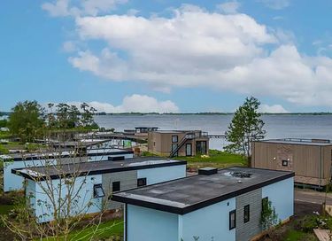 Geräumiges Chalet mit Terrasse an einem See - 24