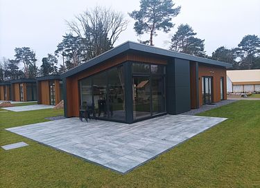 Chalet au bord de l'eau dans un joli parc