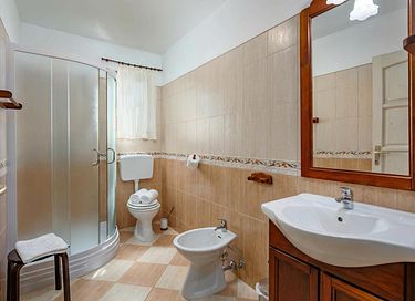 Large villa with private pool and spacious garden - 35
