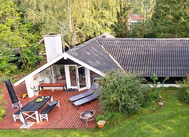 Vakantiehuis omgeven door groen met terras - 5