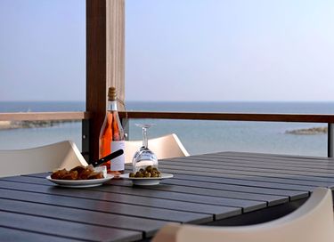Stylish beach villa right on the water - 4
