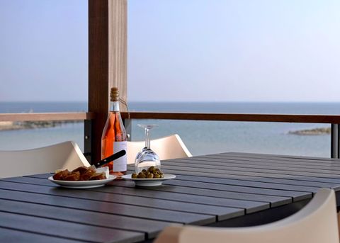 Stylish beach villa right on the water - 4
