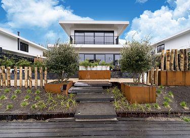 Villa mit Garten und Wellness am Wasser
