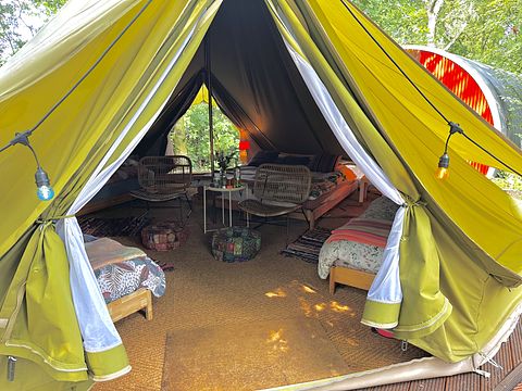 Belltent tussen de bomen vlakbij Groningen - 5
