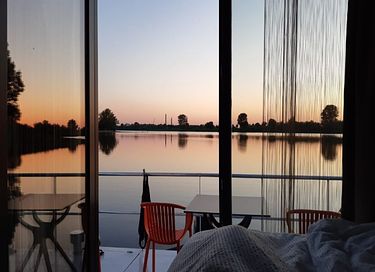 Je eigen hotelkamer, drijvend in de haven! - 9