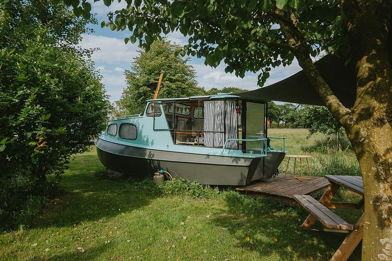 Slapen in een boot op het droge - 1