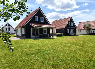 Detached house with a covered porch - 1