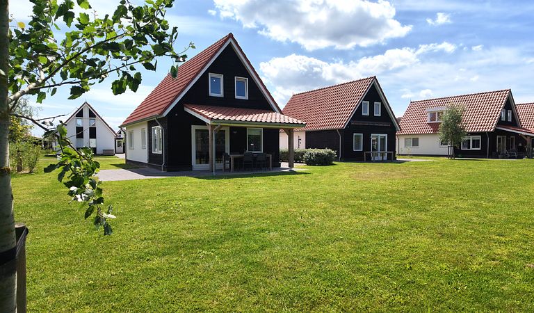 Detached house with a covered porch - 1