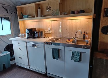 Einzigartiges Glamping Armeezelt mit Whirlpool und Ofen - 12