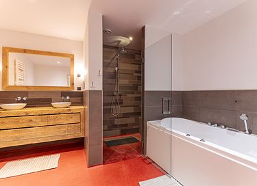 Spacious holiday home with hot tub and garden - 25