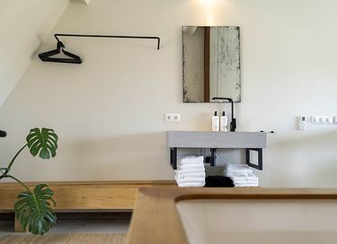 Suite lumineuse avec baignoire spa et vues. - 9