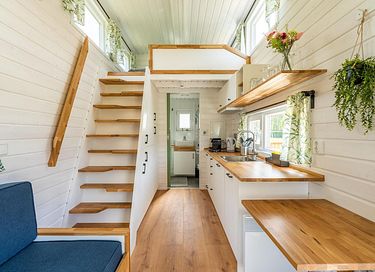 Kleurrijk tinyhouse met safari-slaaptent - 9