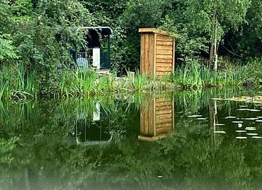 Knus verblijf direct aan het water in een bos - 4