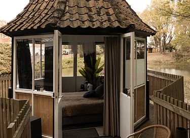 Waterfront teahouse with hot tub - 6