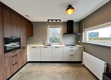 Spacious holiday home with waterfront garden - 8
