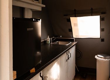 Luxuriöse Glampingzelt mit Badefass am Wasser - 14