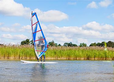Tent on floating terrace on Veluwe Lake - 9