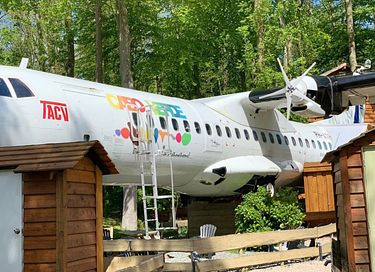 Schlafen in einem Flugzeug mit Kontrollturm - 2