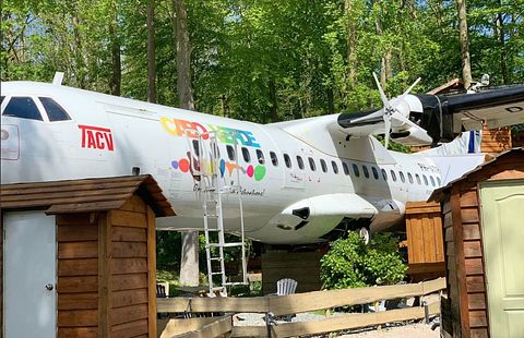 Schlafen in einem Flugzeug mit Kontrollturm - 2
