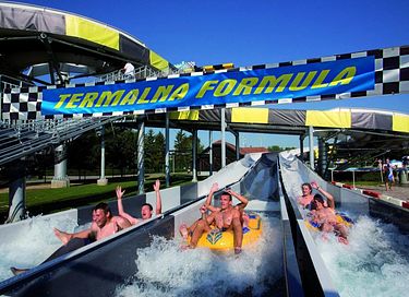 Tente safari sur un camping avec de nombreuses piscines - 20