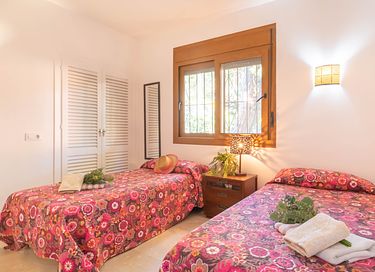 Large holiday home with private pool and garden - 23