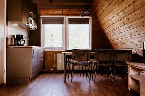 Knus huisje aan een visvijver in het groen - 5