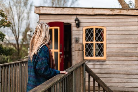 L'arbre a cabane avec un balcon dans un environnement naturel - 3