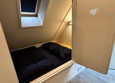 Bungalow with box bed for children - 14