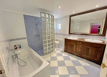 Ruime villa met zwembad, sauna en grote tuin - 19