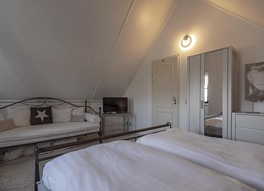 Child-friendly holiday home by the playground - 16