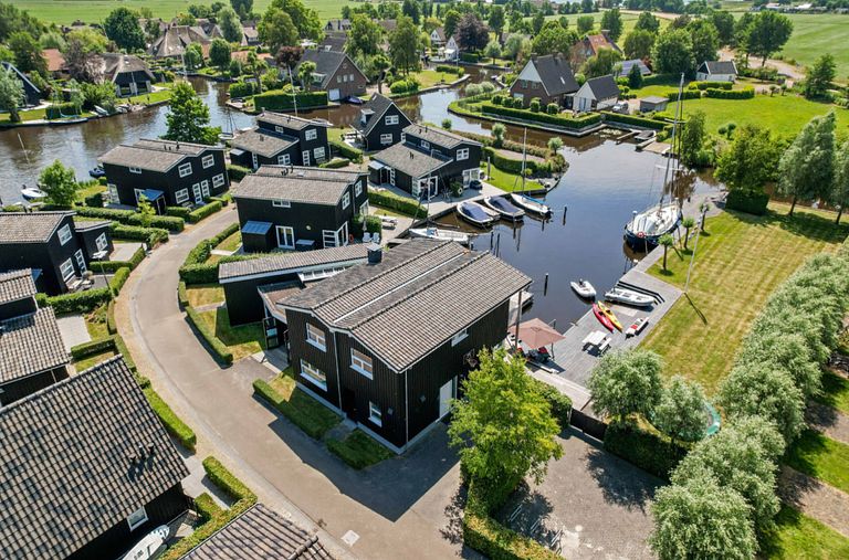 Family villa with wellness on the Sneekermeer - 1