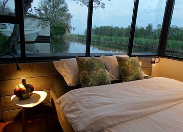 Belle péniche au design contemporain - 18