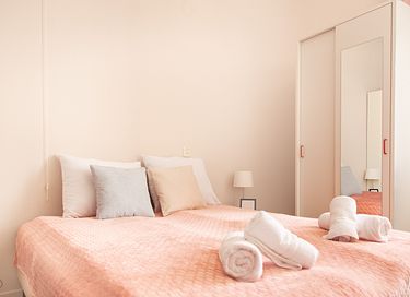 Stylish accommodation overlooking the water - 19